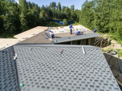 Этот скат крыши уже готов, конек монтируется позже