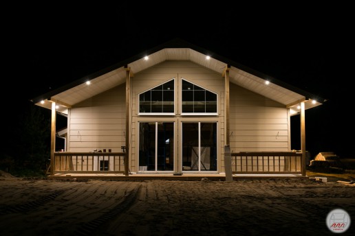 Ночная подсветка фасада домика в Смолячково