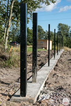 Установили столбы и залили ленту под будущий забор