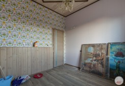 Спальня: поклеены обои, сделан пол и потолок
