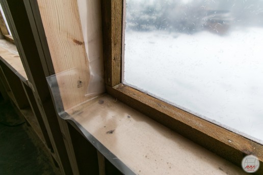 Окна затянули пленкой, чтобы внутрь не попадал снег