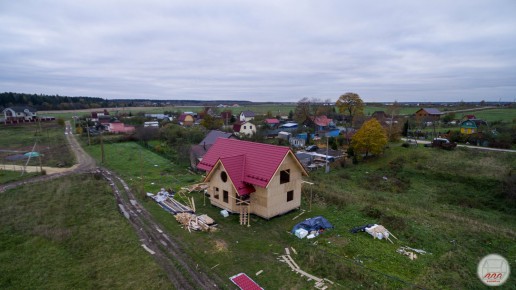 Крыша каркасного дома в окрестностях Виллози, аэросъёмка