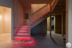 Декоративная подсветка лестницы, красный цвет