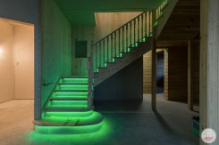 Декоративная подсветка лестницы, зелёный цвет