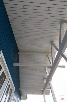 Белая подшивка потолка дома в Новом Калище