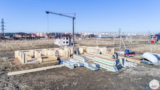 Стройка дома из клееного бруса в Петергофе, работает кран