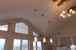 Три светильника крепятся к разным плоскостям потолка