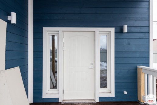 Входная финская дверь и два пластиковых окна по бокам