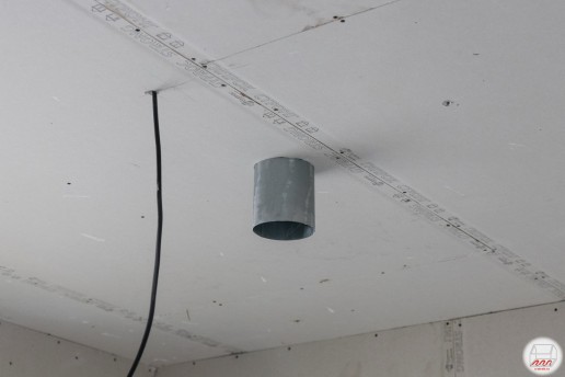 Вывод воздуховода на потолке одной из комнат