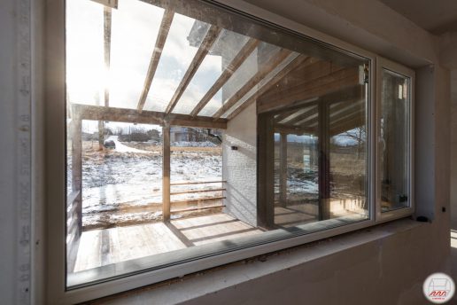 Вид из кухонного окна, крыша террасы прозрачная