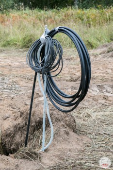 Труба и электрический кабель
