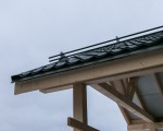 На крыше установлены снегозадержатели