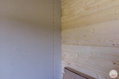 Деревянная обшивка в комнатах будет сочетаться с обоями или покрашенными стенами