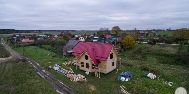 Крыша каркасного дома в окрестностях Виллози, аэросъёмка