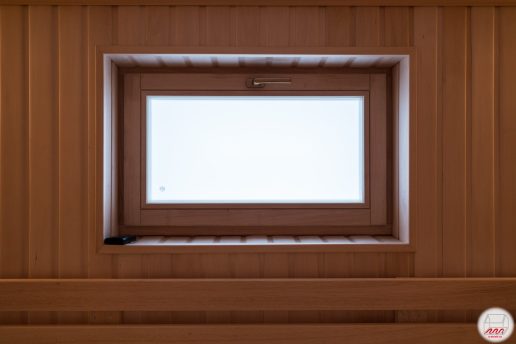 Деревянное окно в сауне
