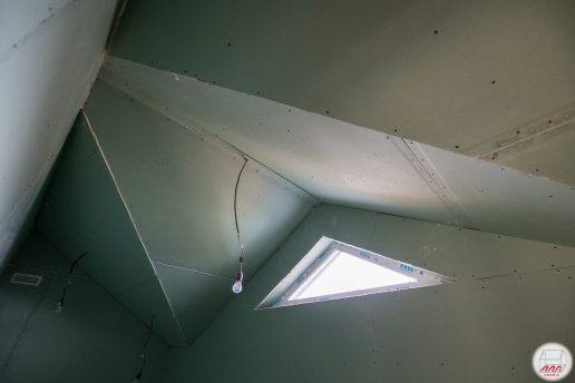 Треугольное окно в санузле